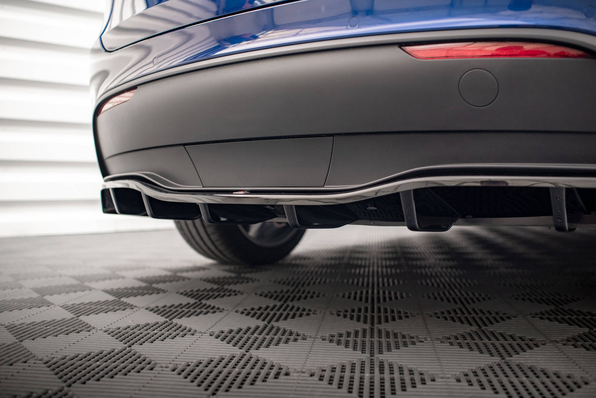 Mittlerer Diffusor Heck Ansatz DTM Look für Tesla Model Y Carbon Look