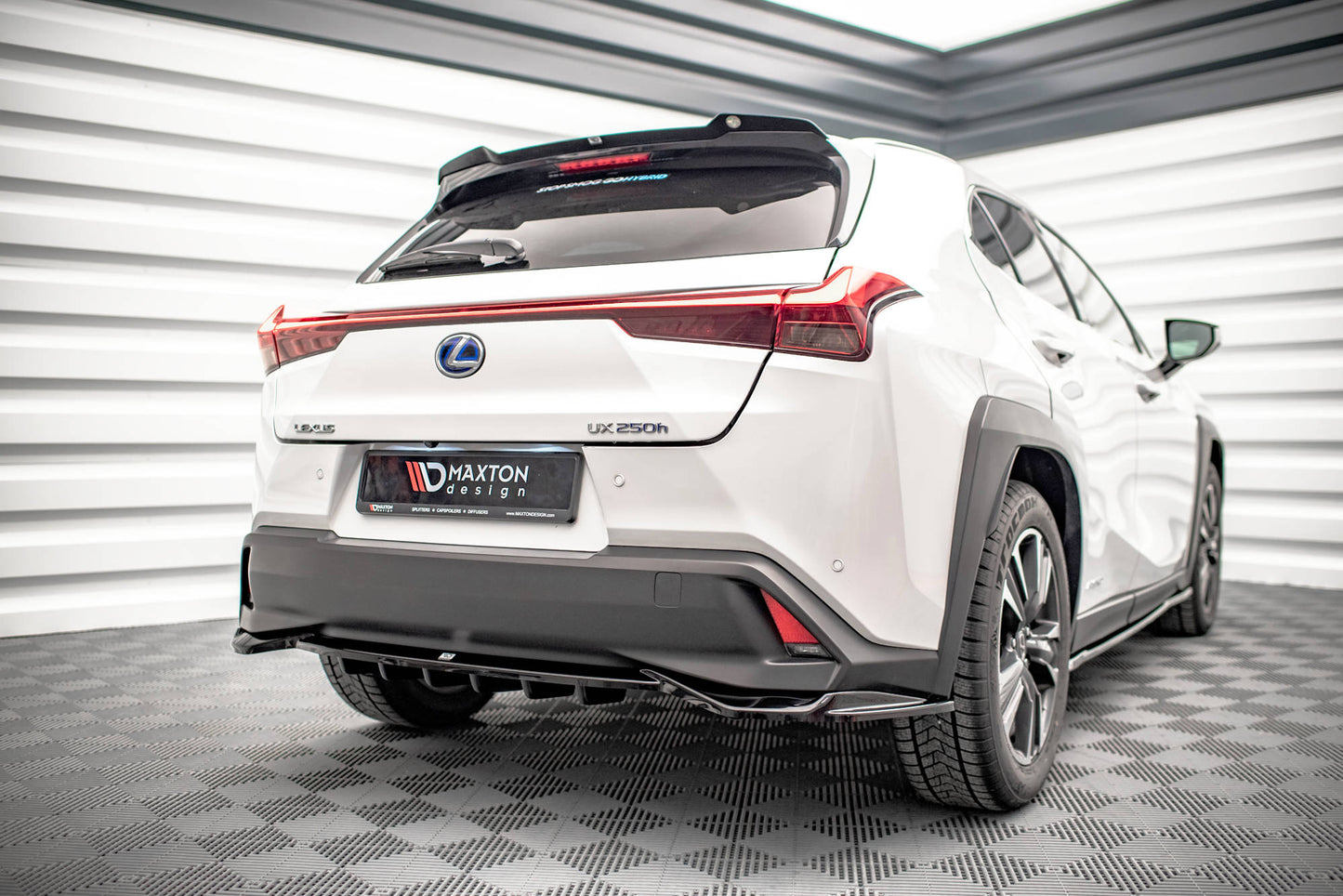 Mittlerer Diffusor Heck Ansatz DTM Look für Lexus UX Mk1 schwarz Hochglanz
