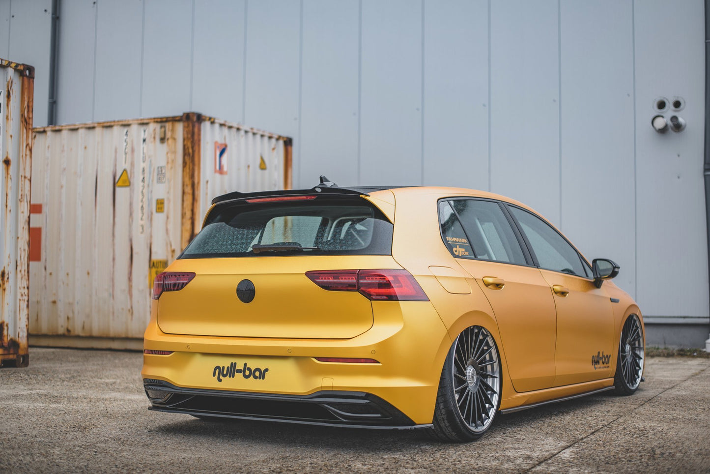 Mittlerer Diffusor Heck Ansatz für VW Golf 8 schwarz Hochglanz