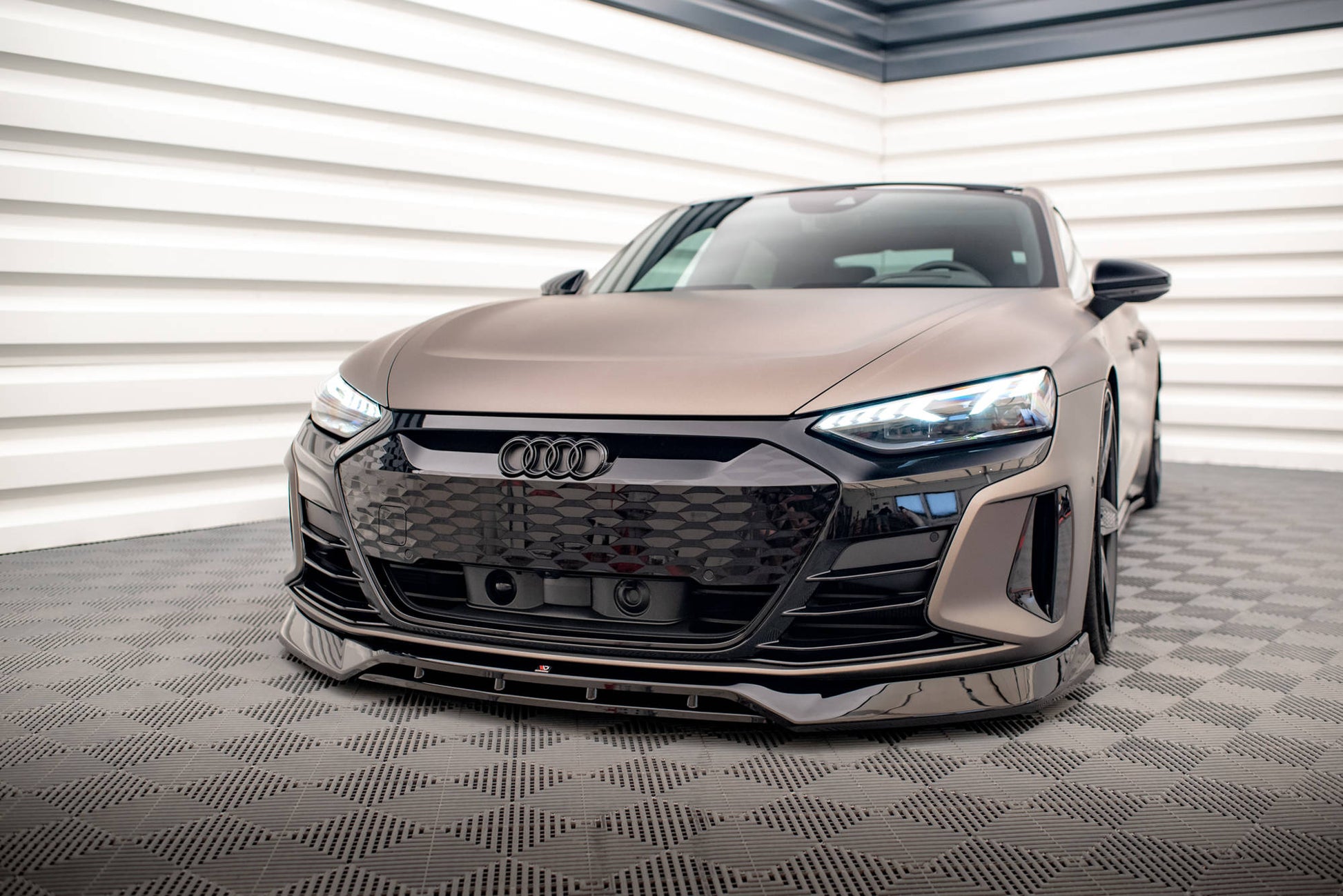 Front Ansatz V.3 für Audi e-Tron GT / RS GT Mk1 schwarz Hochglanz