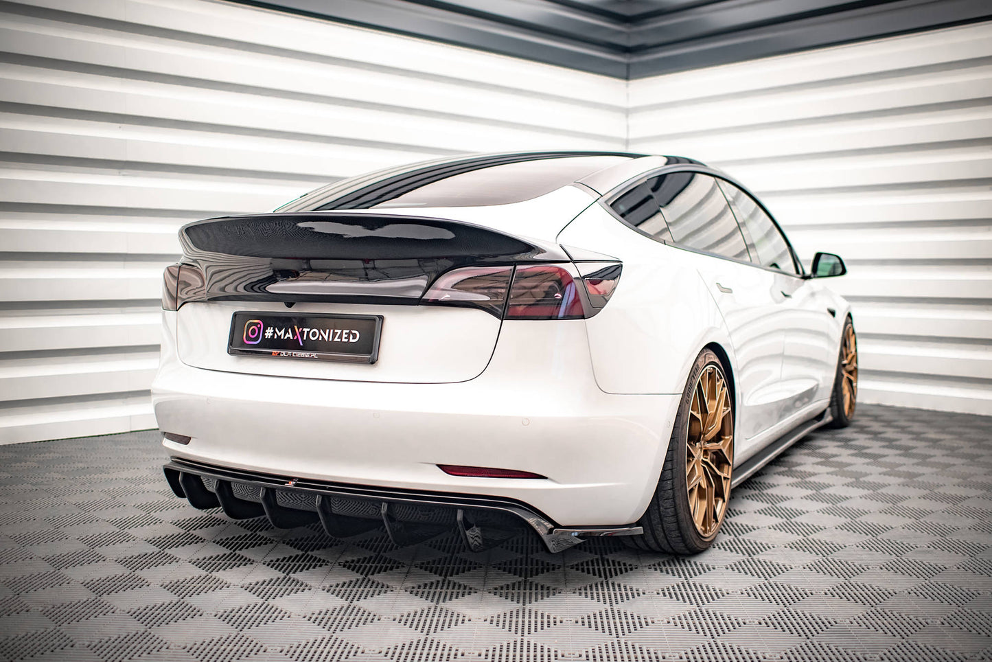 Heck Ansatz Flaps Diffusor V.2 für Tesla Model 3 schwarz Hochglanz