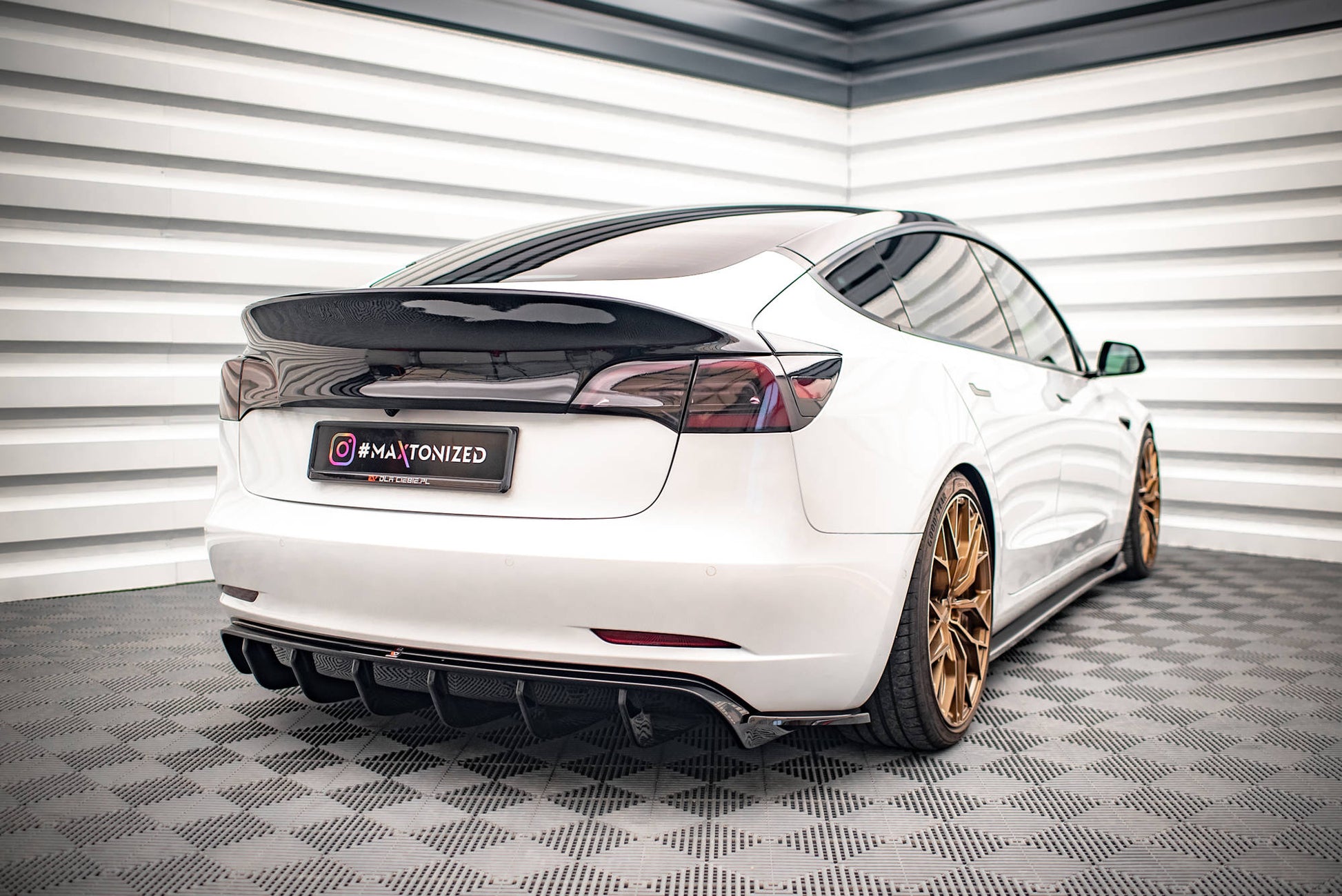Heck Ansatz Flaps Diffusor V.2 für Tesla Model 3 schwarz Hochglanz