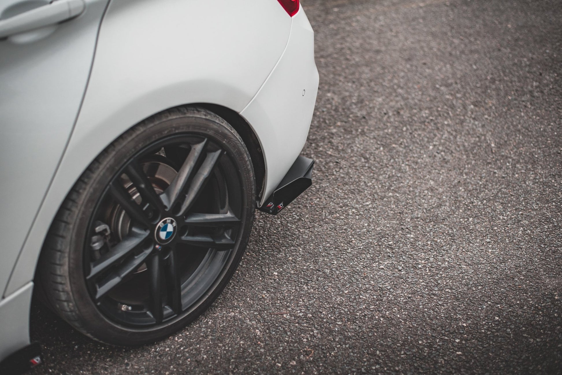 Robuste Racing Heck Ansatz Flaps Diffusor V.3 +Flaps für BMW 1er M140i  schwarz Hochglanz