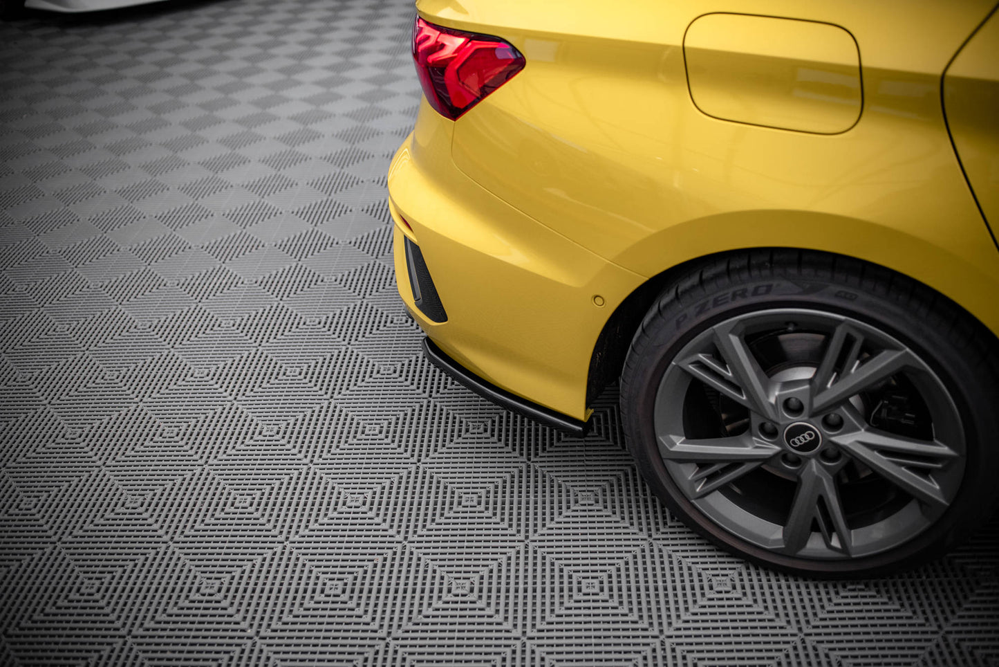 Heck Ansatz Flaps Diffusor für Audi S3 Limousine 8Y Carbon Look