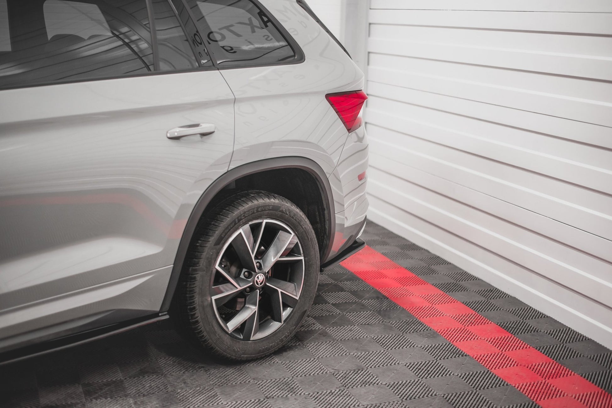 Heck Ansatz Flaps Diffusor für Skoda Kodiaq Mk1 Sportline schwarz matt