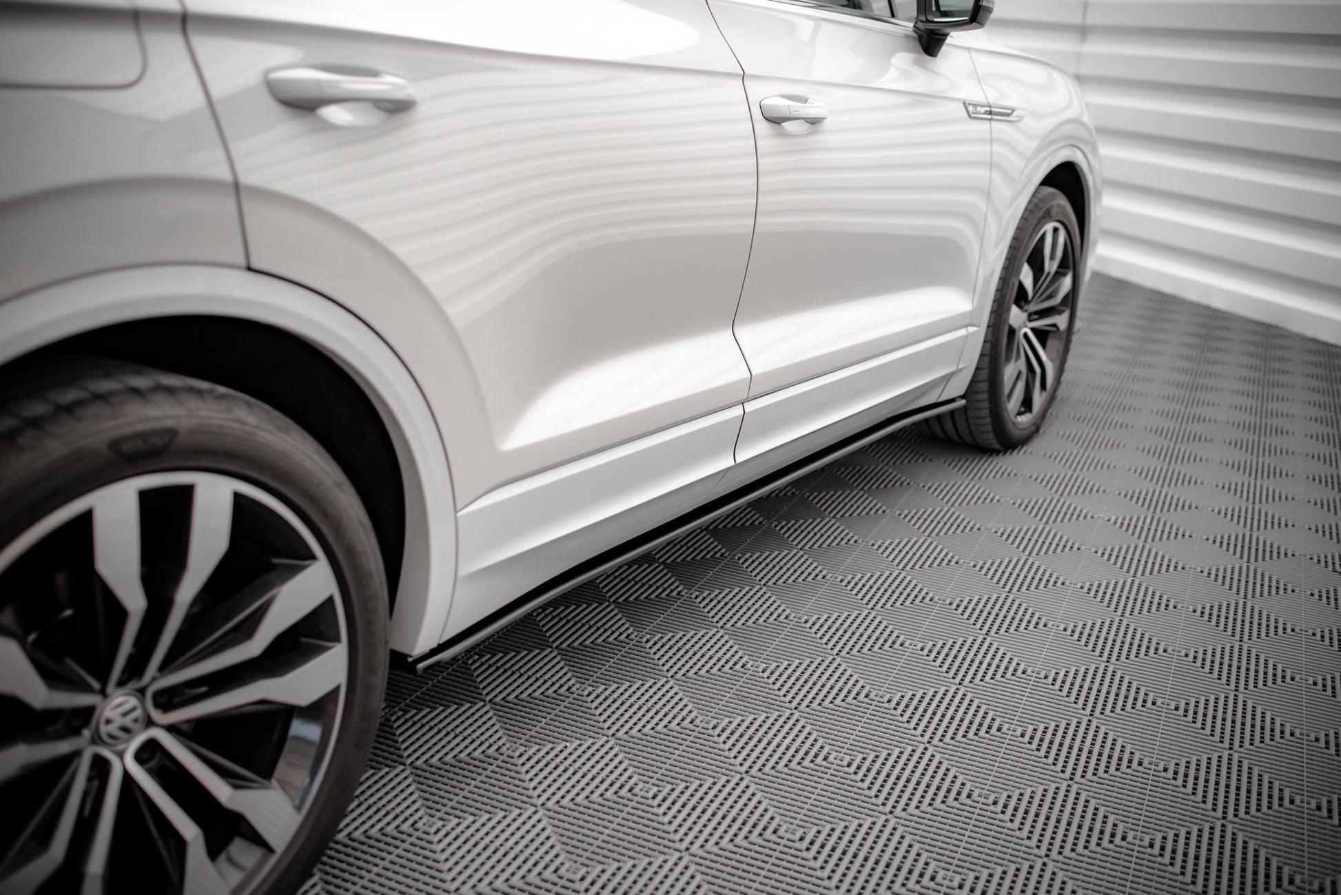 Seitenschweller Ansatz für Volkswagen Touareg R-line Mk3 schwarz Hochglanz