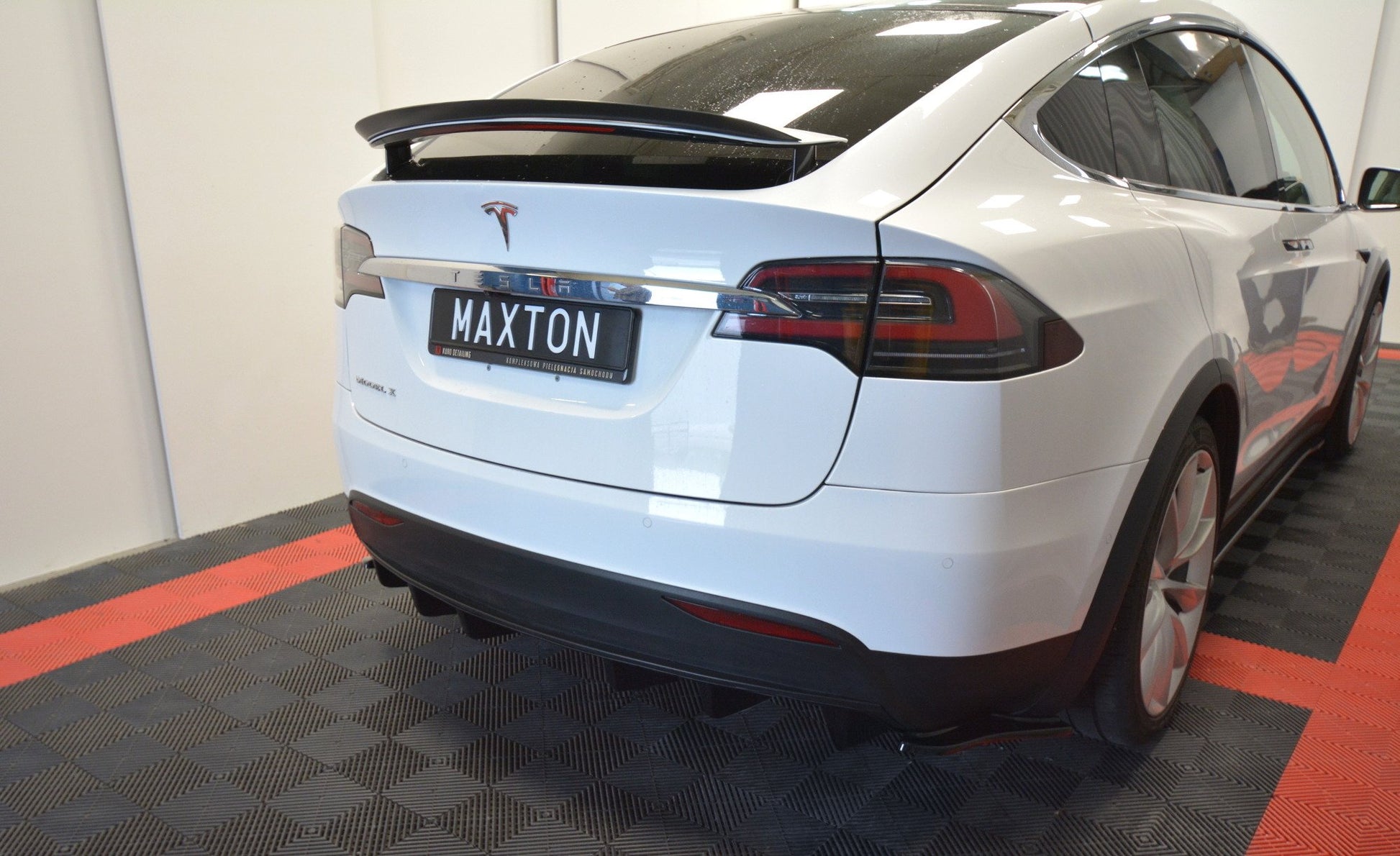Spoiler CAP V.2 für TESLA MODEL X schwarz Hochglanz
