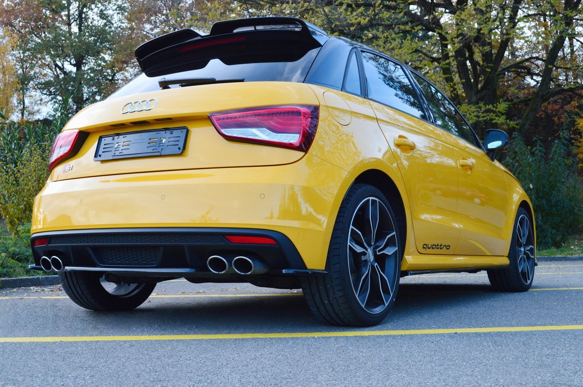 Mittlerer Diffusor Heck Ansatz für Audi S1 8X schwarz Hochglanz