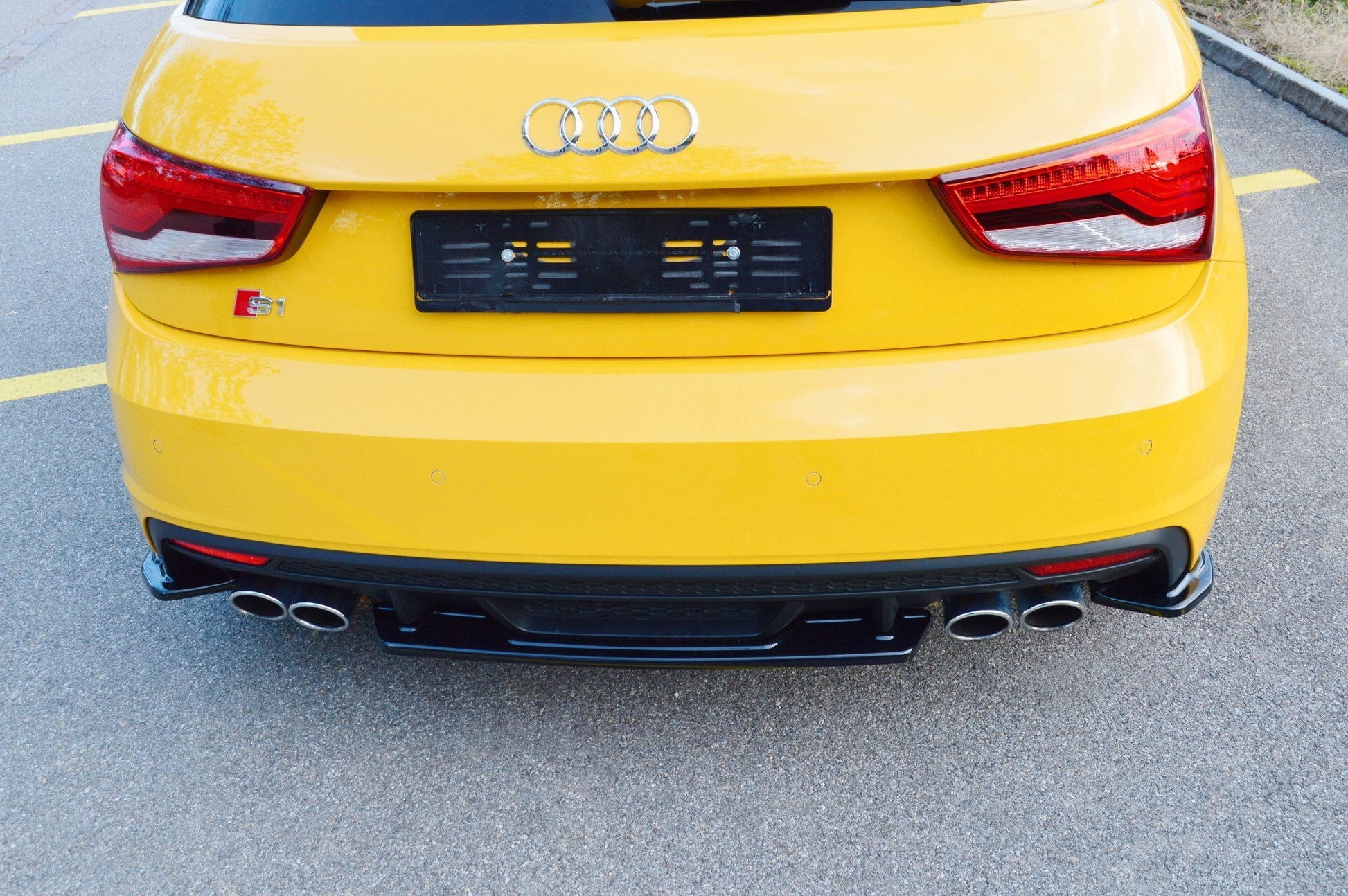 Mittlerer Diffusor Heck Ansatz für Audi S1 8X schwarz Hochglanz