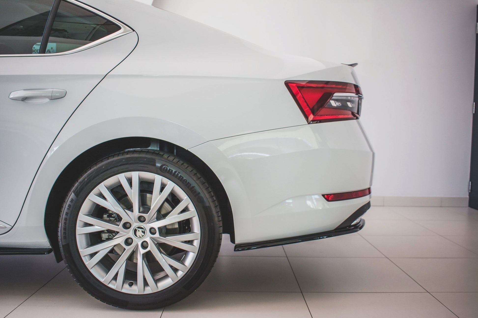 Heck Ansatz Flaps Diffusor für Skoda Superb Mk3 FL Hatchback / Kombi schwarz matt