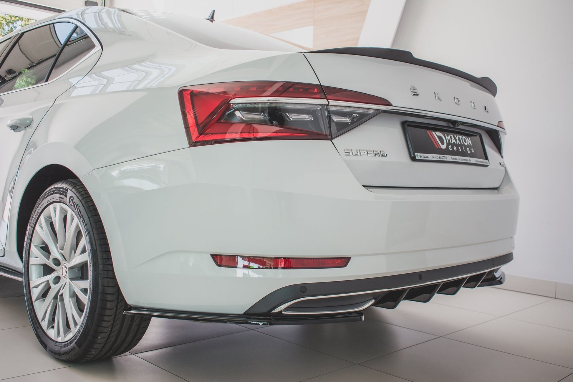 Heck Ansatz Flaps Diffusor für Skoda Superb Mk3 FL Hatchback / Kombi schwarz Hochglanz