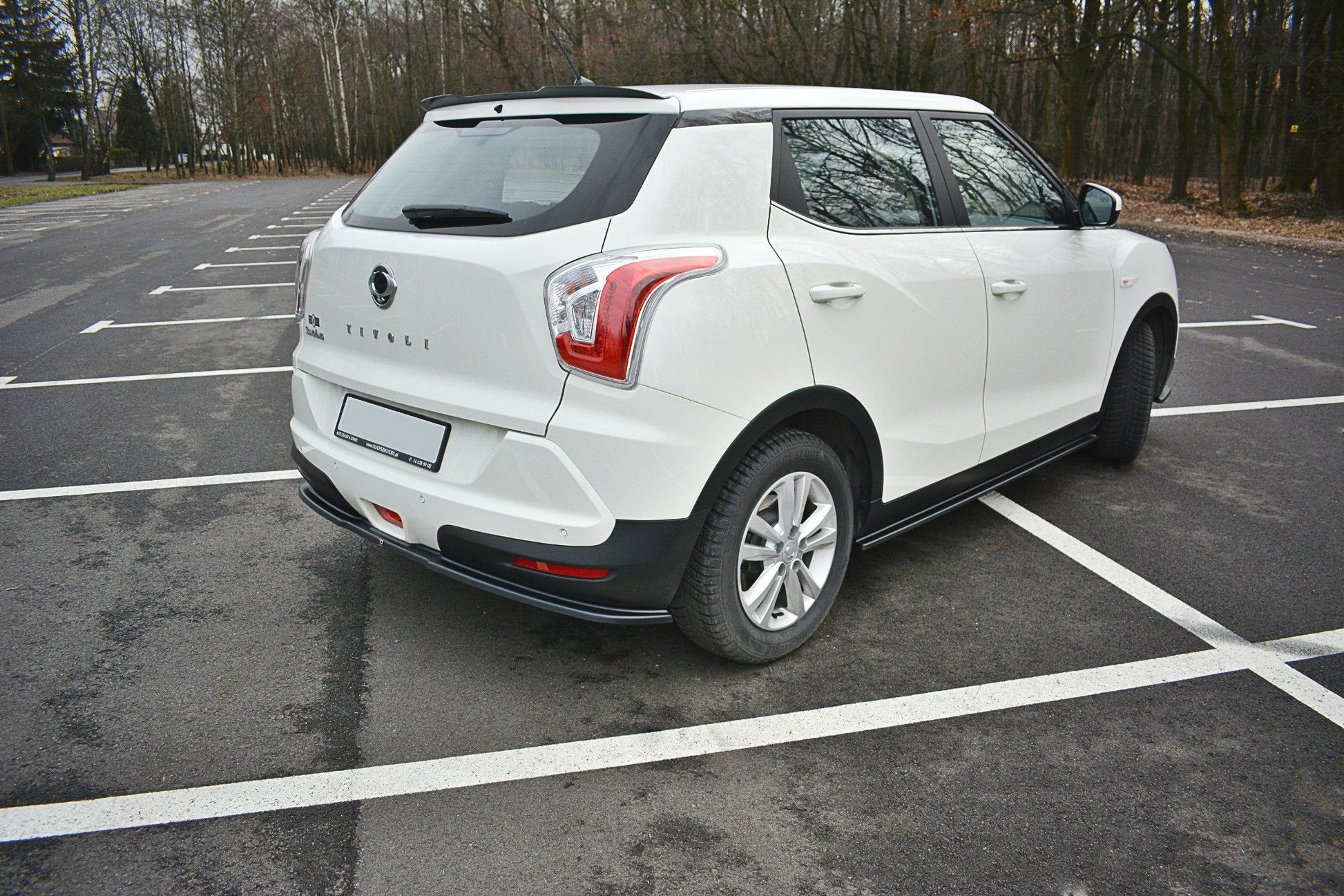 Mittlerer Diffusor Heck Ansatz für SSANGYONG TIVOLI schwarz Hochglanz