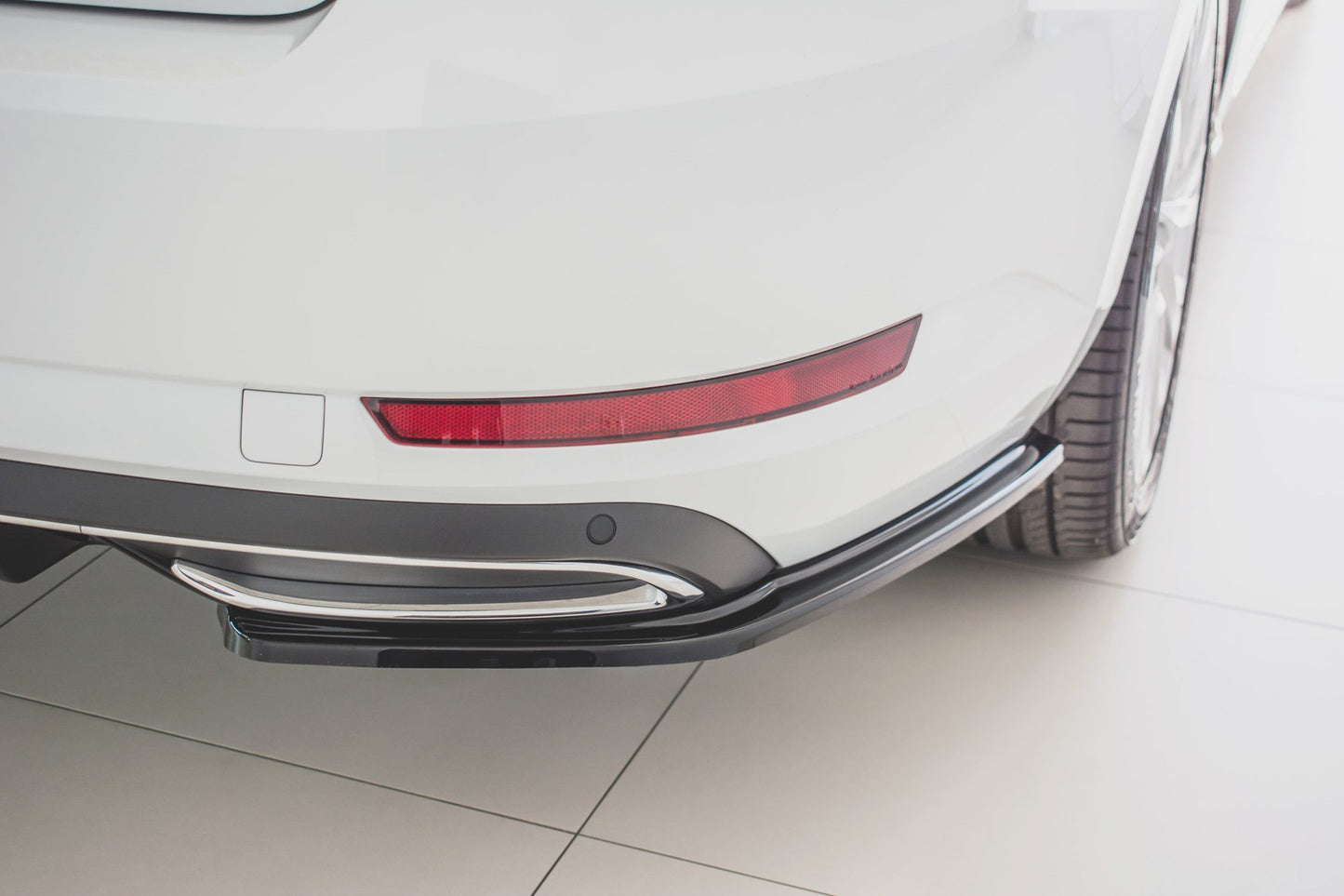 Heck Ansatz Flaps Diffusor für Skoda Superb Mk3 FL Hatchback / Kombi Carbon Look